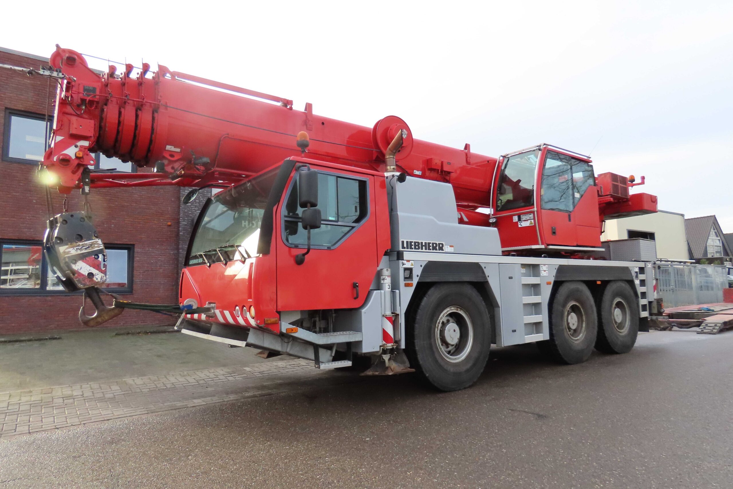 Liebherr LTM 1055-3.2 from 2011 with serial number 085129