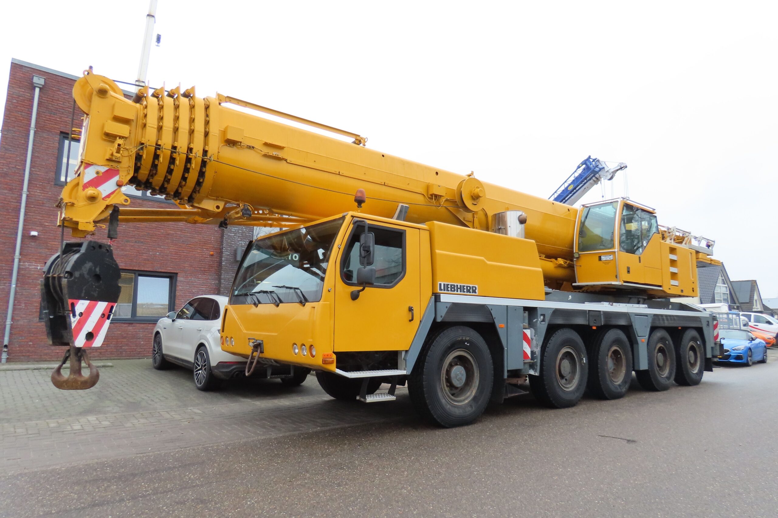 Liebherr LTM 1130-5.1 from 2007 with serial number 065916