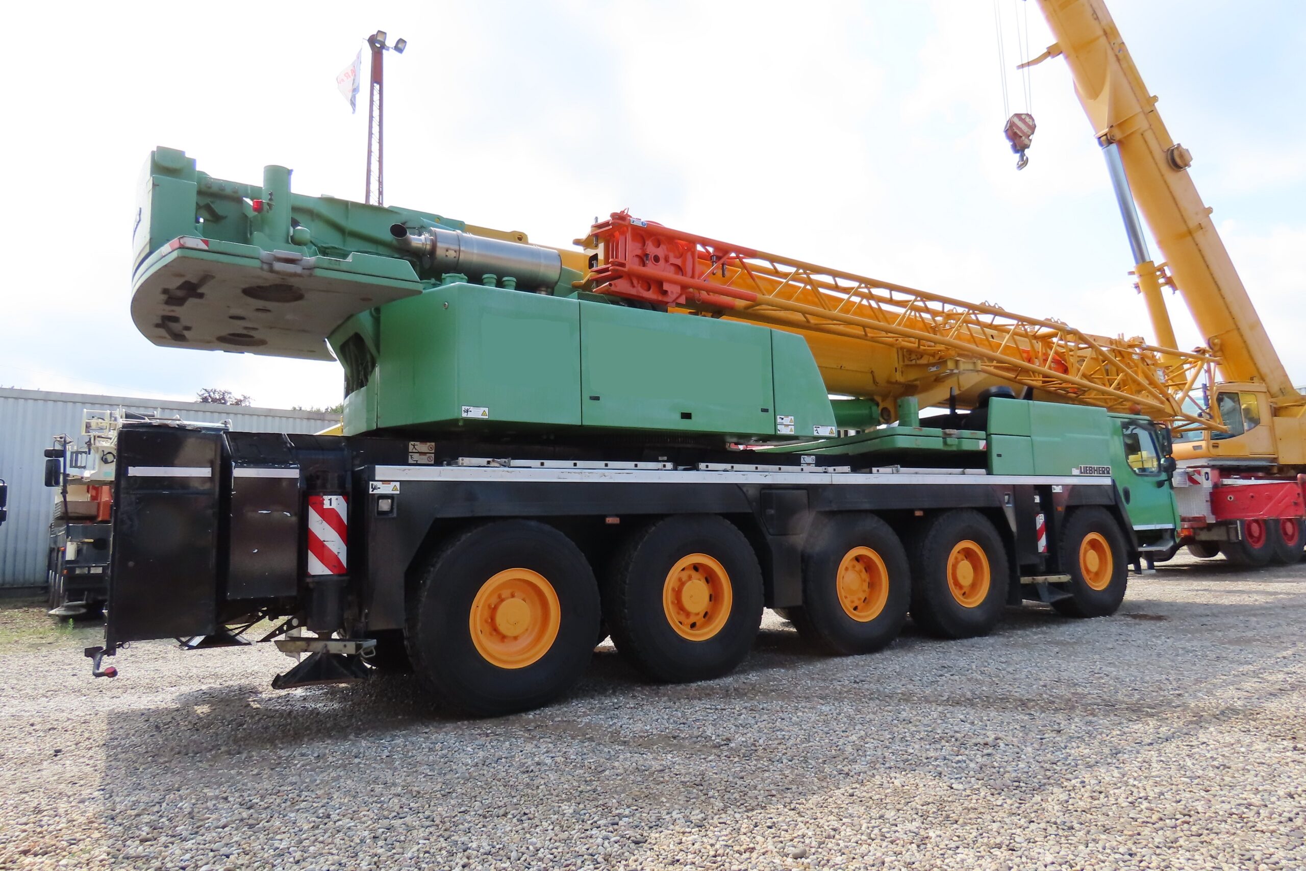 Liebherr LTM 1130-5.1 met serienummer 066382 uit 2012)