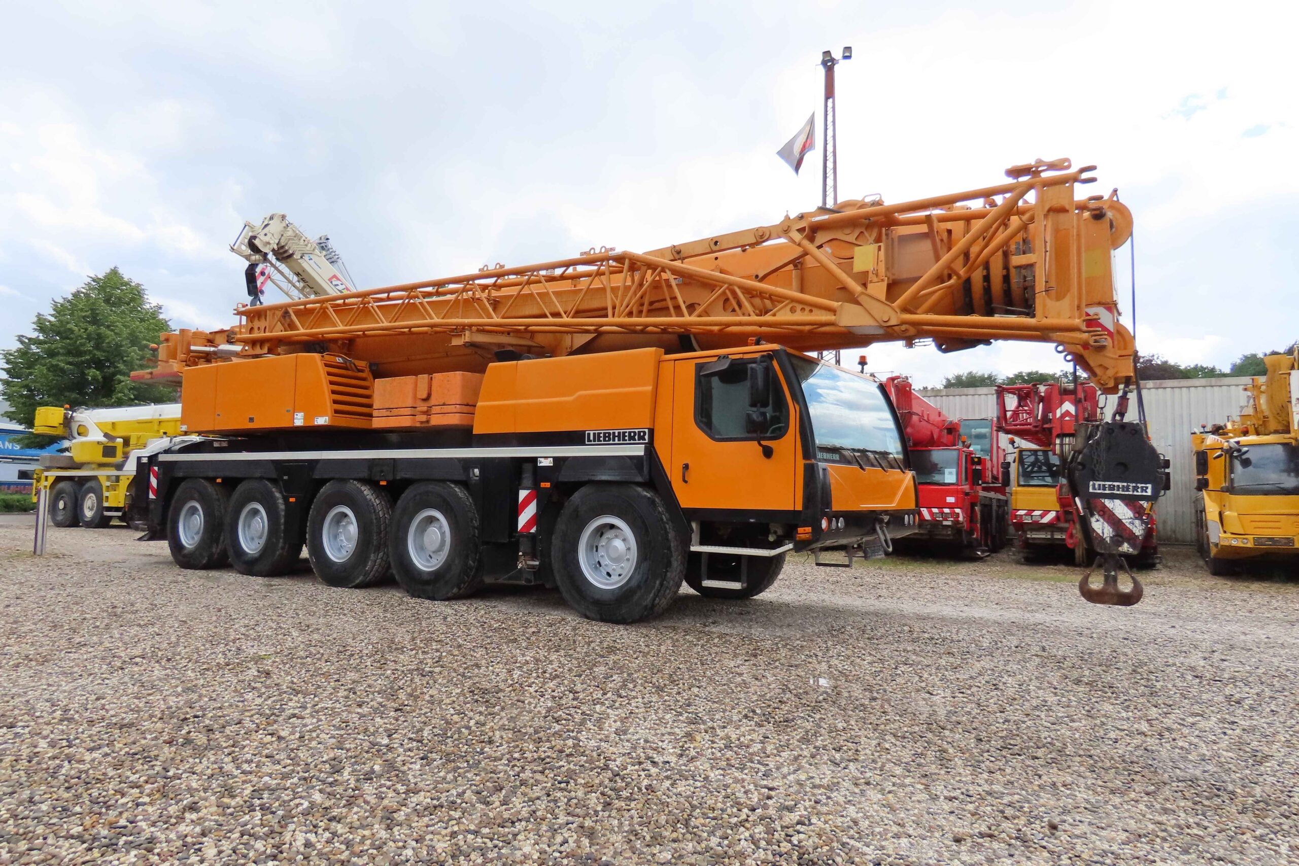 Liebherr LTM 1130-5.1 uit 2011 te koop met serienummer 066254